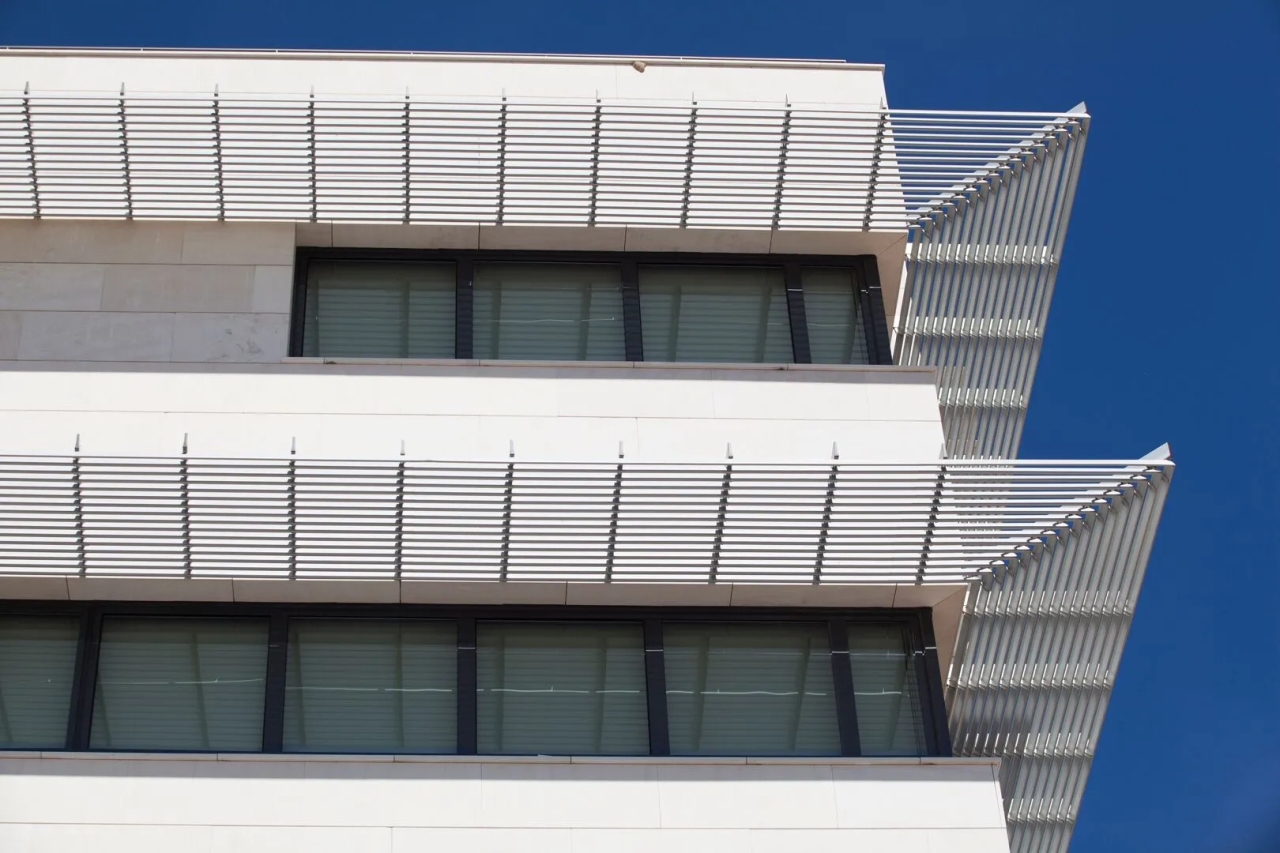 Hunter Douglas Luxalon 84R Sun Louvre - 0260 – RAL 9010