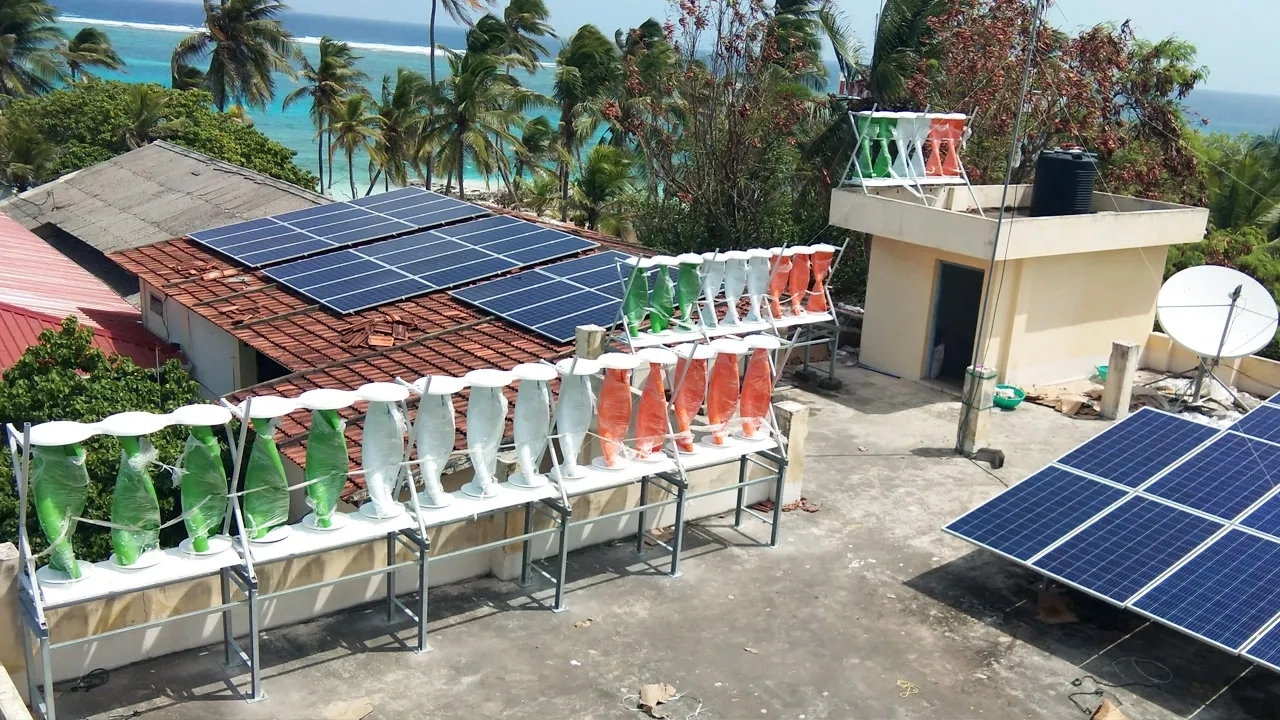 Windstream Solarmill® SM2-6P Roof-Top Wind and Solar Hybrid Energy System by Windstream 2 2