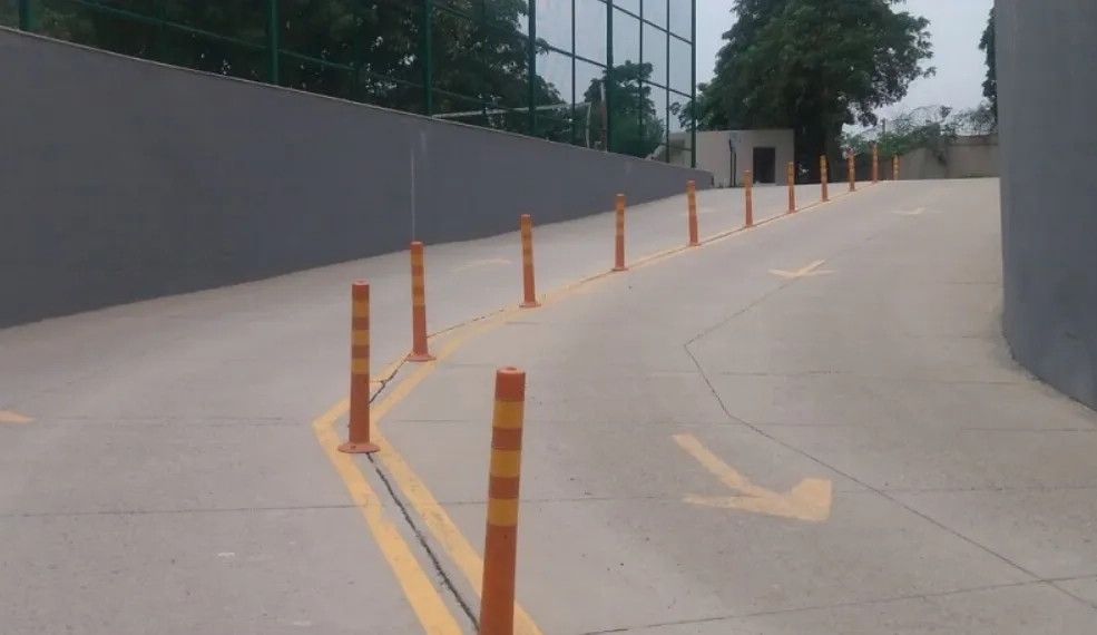 Frontier Flexible Posts or Spring Posts by Frontier : Colours available: Orange 1 4