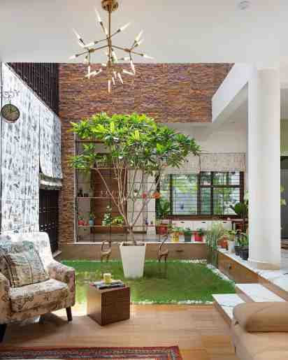 Courtyard in Twin Courtyard House