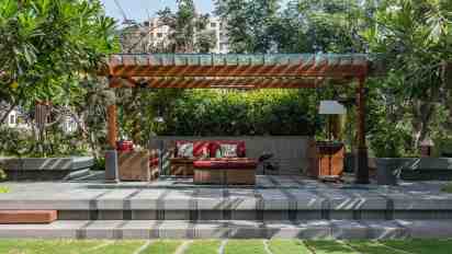 Frontyard in Skewed House Residence