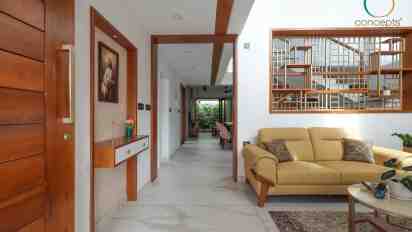Transitional Space in  Jiju Thomas Residence