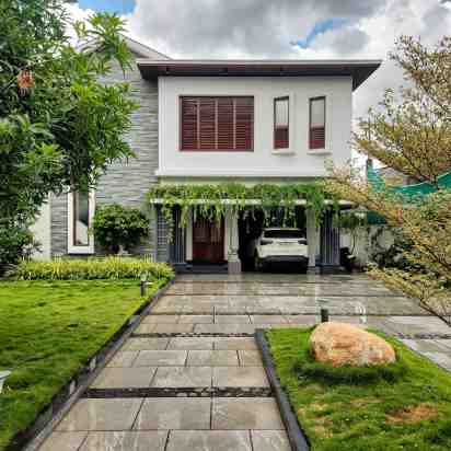Frontyard in Paul's Residence