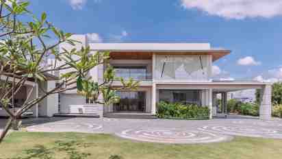House Exterior of The Terra White House
