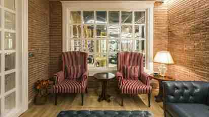 Salon Lounge in blush in Style salon