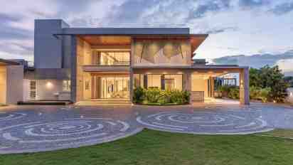 House Exterior of The Terra White House