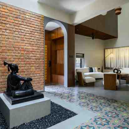 Courtyard in House of Contrast