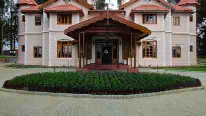 Frontyard in Fingerpost House