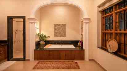 Bathroom in Isaac House