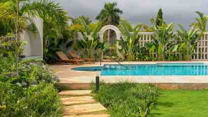 Swimming Pool in Familia Villa