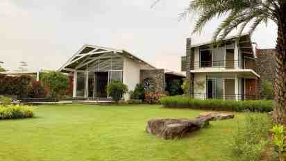 Frontyard in Lake House