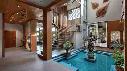 Transitional Space in The Sun Court House