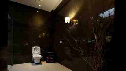 Modern Bathroom in Mi Casa House
