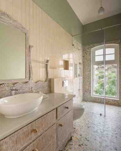 Linear Bathroom in Silvio Villa E