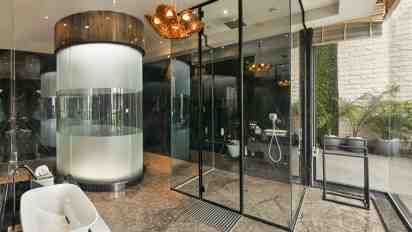 Full Bathroom in JK Glass House