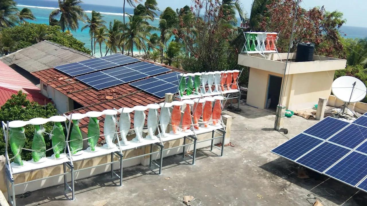 Windstream Solarmill® SM2-6P Roof-Top Wind and Solar Hybrid Energy System 2